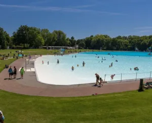 Liegewiese und Mehrzweckbecken im Freibad Brentanobad