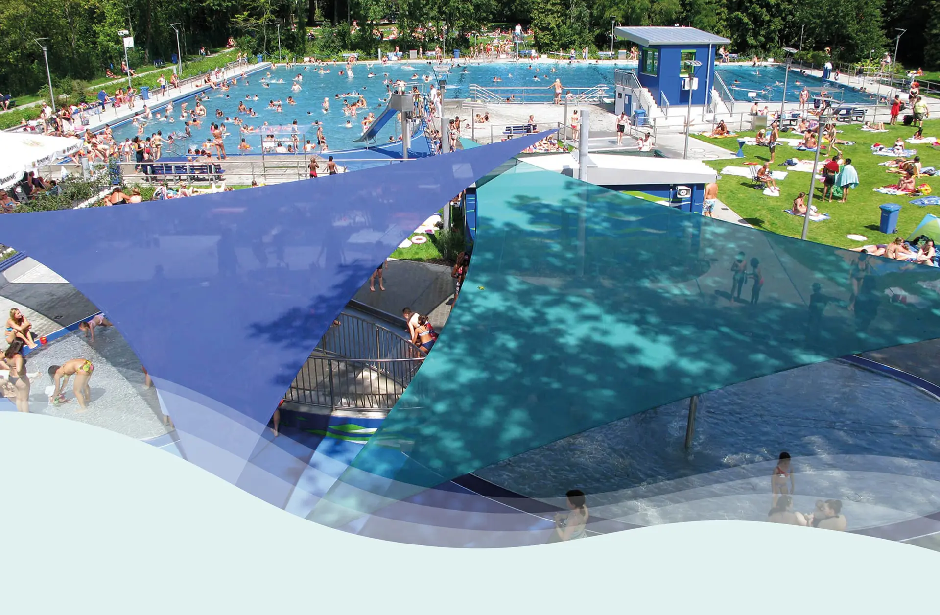 Blick auf Mehrzweckbecken und überdachtes Planschbecken im Freibad Hausen