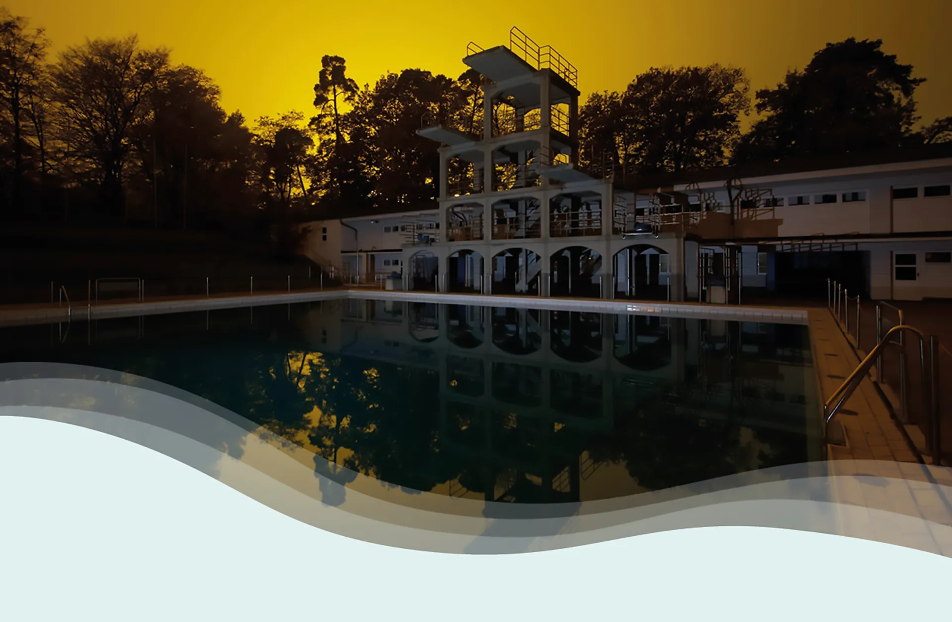 Freibad Stadionbad Sprunganlage am Abend