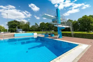 sprungbecken-freibad-riedbad-bergen-enkheim Sprungbecken im Freibad Riedbad Bergen Enkheim