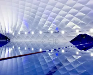 Schwimmbecken in der Traglufthalle Hausen