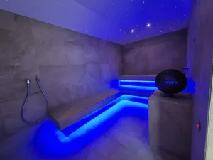dampfbad-sauna-mainbad-bornheim Main Bad Bornheim Sauna mit LED Beleuchtung