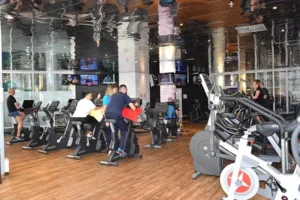 Cardiobereich mit Betreuung beim Training im Fitnesscenter Titus Thermen