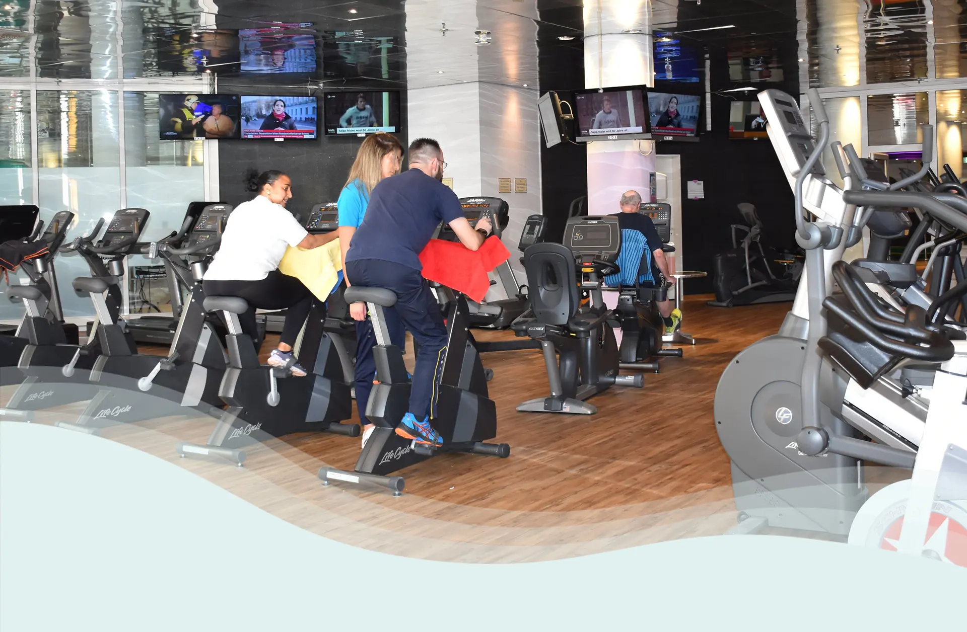 Betreuung bei den Trainingsgeräten im Fitnesscenter Titus Thermen