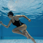 Frau beim Aqua-Jogging