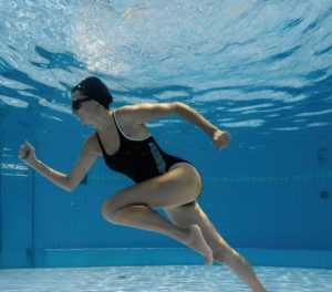 Frau beim Aqua-Jogging