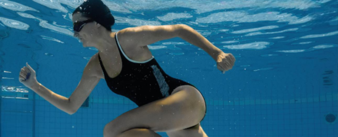 Frau beim Aqua-Jogging